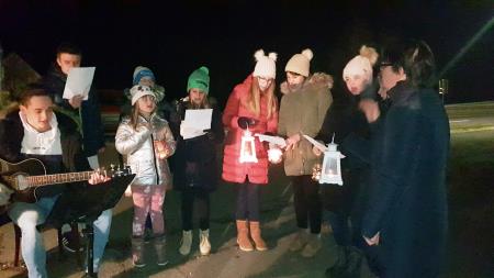 Blagoslov božično-novoletnega drevesa s prižigom lučk v razkriškem križišču 14